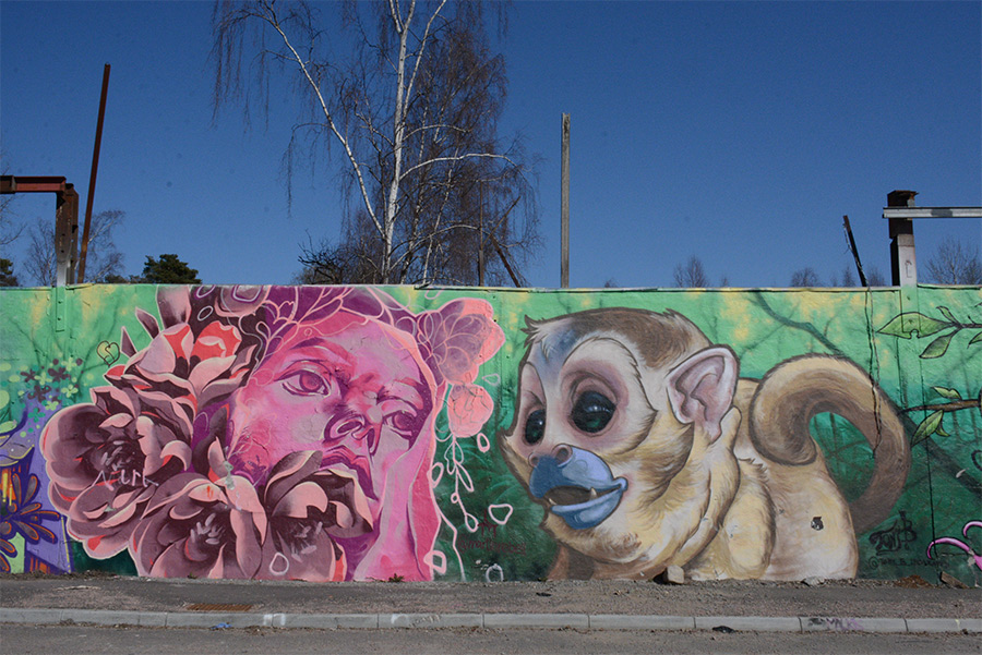 Suède - Panneau Skola et graffiti à Gamla Stan -  - Récits  de voyages et photos du monde